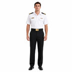 Fivela Latão Dourada Saúde Naval prateada no cinto do uniforme piloto masculino