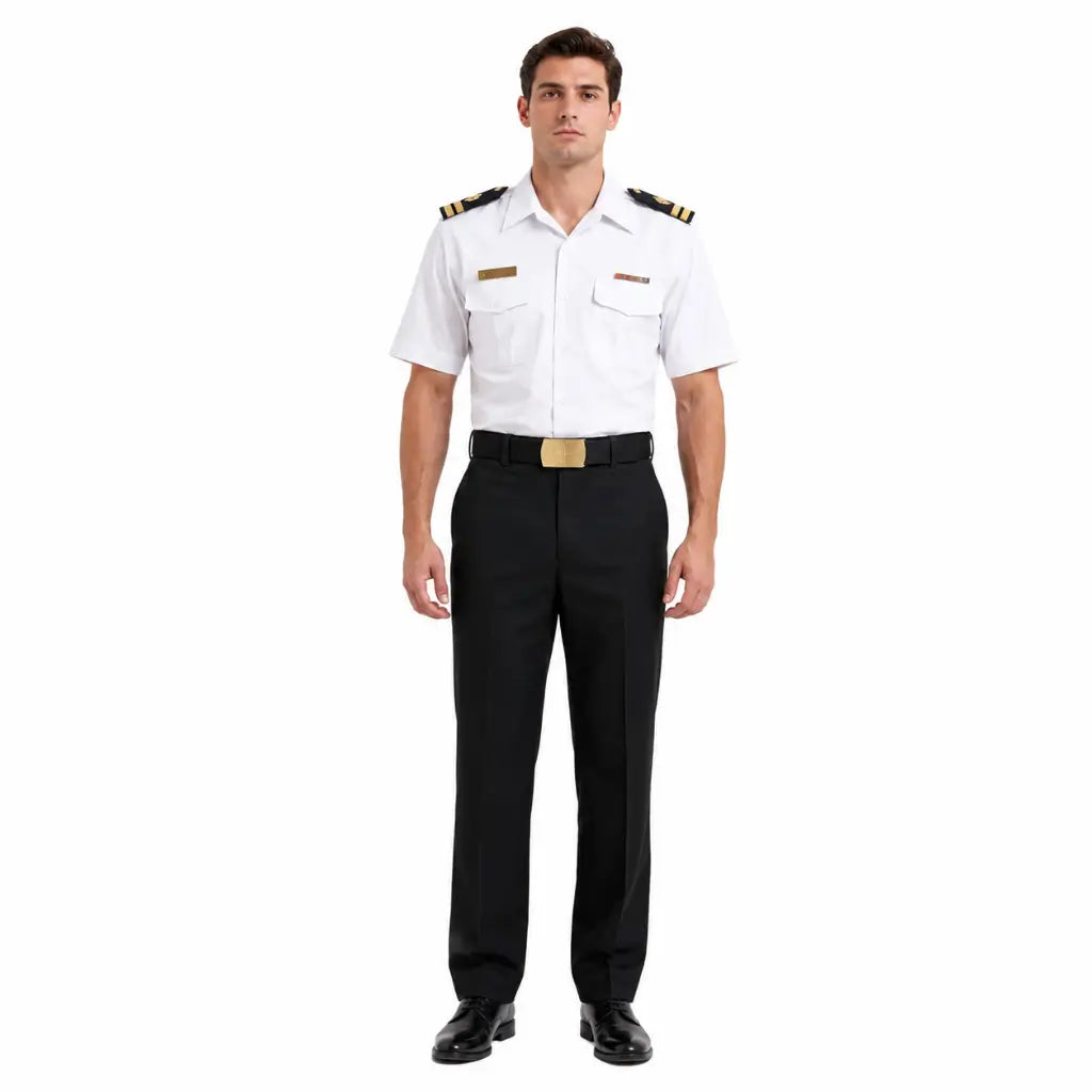 Fivela Latão Dourada Saúde Naval prateada no cinto do uniforme piloto masculino