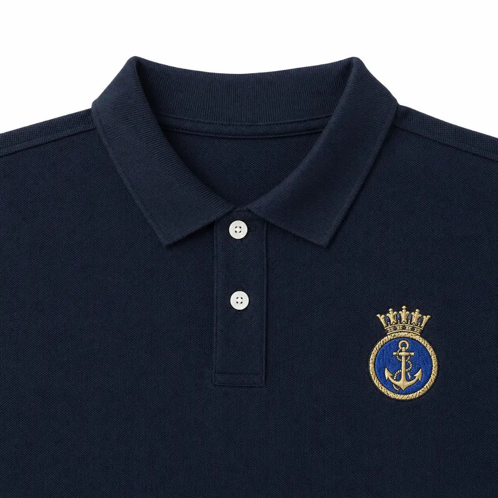 Camisa Polo Azul Marinha Bordada com gola knit dobrada, botões brancos e âncora dourada coroada