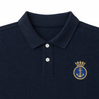 Camisa Polo Azul Marinha Bordada com gola knit dobrada, botões brancos e âncora dourada coroada
