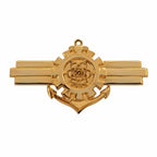 Emblema dourado horizontal com âncora central e raios