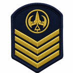 Patch em formato de escudo azul com símbolo circular e três listras douradas diagonais