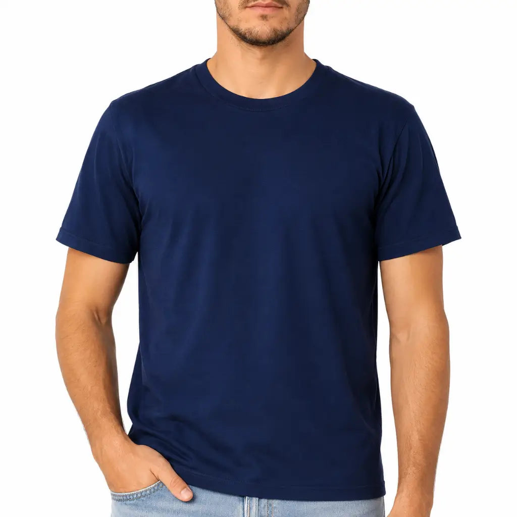 Camiseta Algodão Azul Noite Marinha azul-marinho com decote redondo e mão na cintura