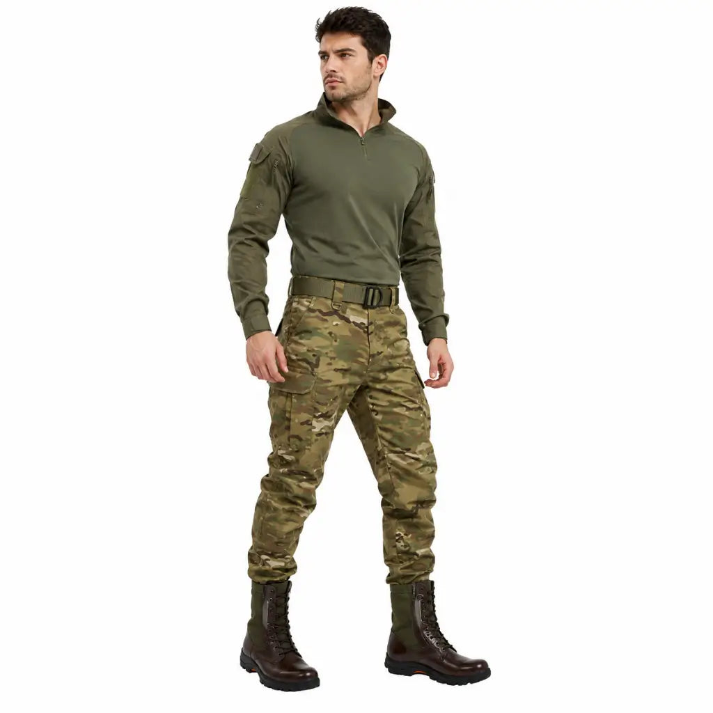 Homem em uniforme militar verde-oliva com botas pretas