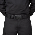 Cinto Tático Na Preto Liso preto robusto na cintura de calça escura, em pé