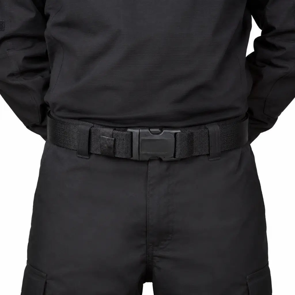 Cinto Tático Na Preto Liso preto robusto na cintura de calça escura, em pé