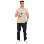 Homem sorridente em estúdio com camiseta bege segurando Caneca Marinha do Brasil com âncora azul