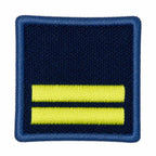 Patch retangular azul marinho, borda azul clara, duas faixas amarelas neon, bordado