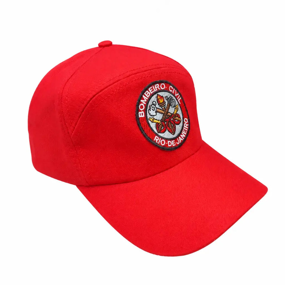 Boné vermelho com emblema circular Bombeiro Civil Rio de Janeiro e mangueira