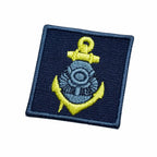 Emblema bordado retangular azul escuro com âncora amarela