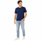 Camiseta Algodão Azul Noite Marinha azul com jeans claro e tênis branco em pose casual