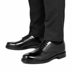 Sapatos derby pretos brilhantes com cadarços, costuras laterais e cabedal liso