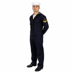 Marinheiro em uniforme naval azul marinho, lenço preto e três listras douradas