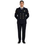 Homem em uniforme azul escuro, postura ereta, emblema dourado no peito
