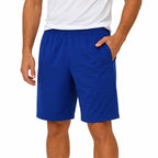 Homem com short azul até os joelhos, cós elástico e bolso lateral