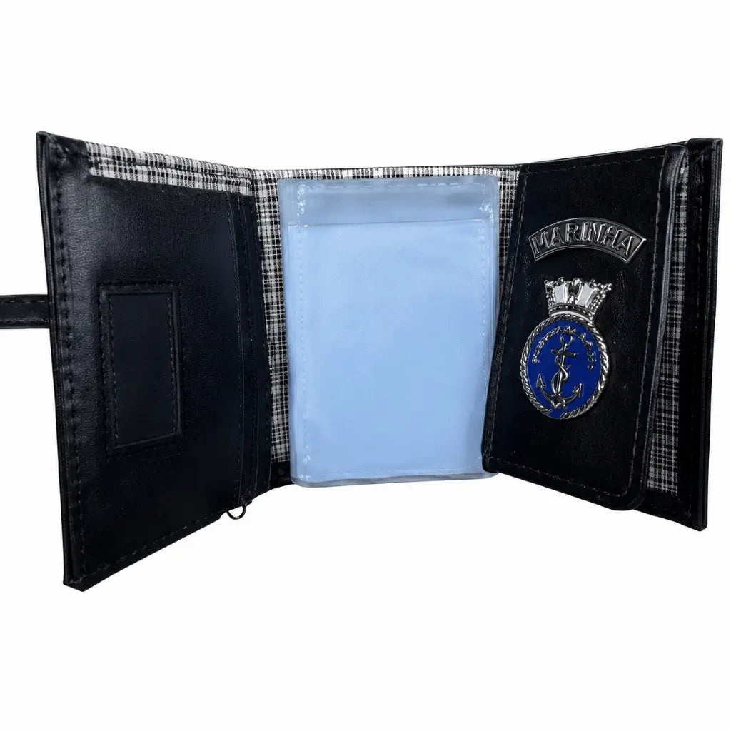 Carteira Marinha Couro Preta aberta com emblema de âncora e interior xadrez