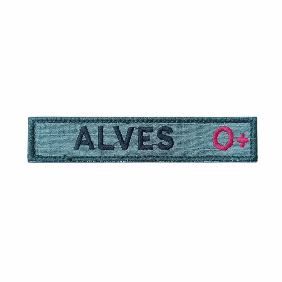 Patch retangular verde claro com ALVES em letras escuras e O+ rosa