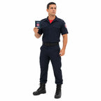 Carteira Bombeiro Civil Preta na mão esquerda de bombeiro em uniforme azul escuro