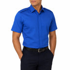 Homem com Camisa Azul Externo Da Marinha azul de manga curta, gola e botões