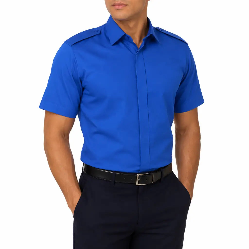 Homem com Camisa Azul Externo Da Marinha azul de manga curta, gola e botões
