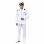 Homem em uniforme naval branco com chapéu, duas medalhas no peito