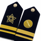 Dois epaulettes azul-marinho com estrela dourada e globo, listras douradas