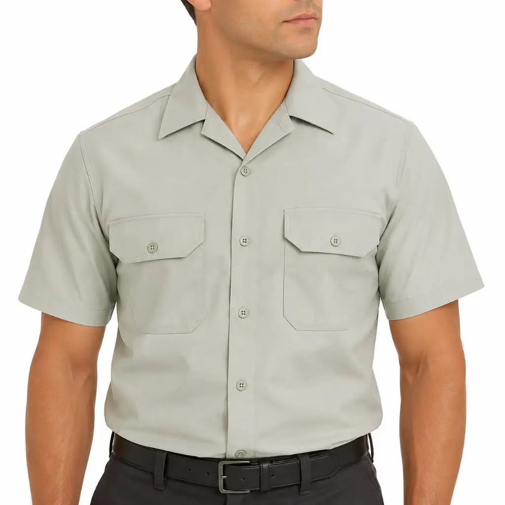 Camisa cinza clara de manga curta, dois bolsos frontais com abas.