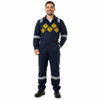 Homem em macacão azul com fita refletiva; emblema NR 6, 33, 35, 31