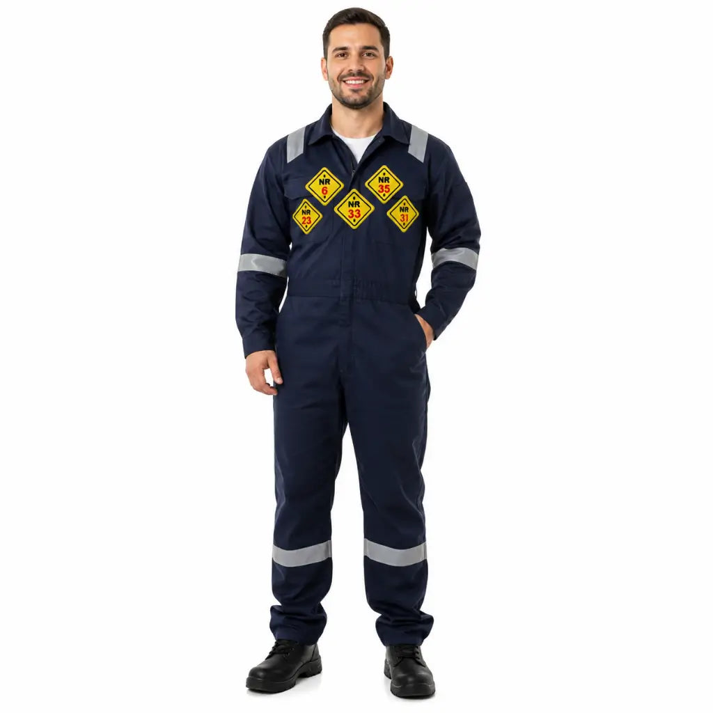Homem em macacão azul com fita refletiva; emblema NR 6, 33, 35, 31