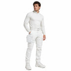 Homem de roupa branca usando o Bornal Branco Modular na perna