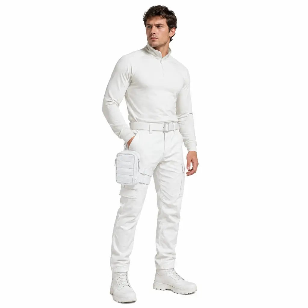 Homem de roupa branca usando o Bornal Branco Modular na perna