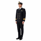 Homem em uniforme naval formal azul marinho com boné branco e insígnia dourada