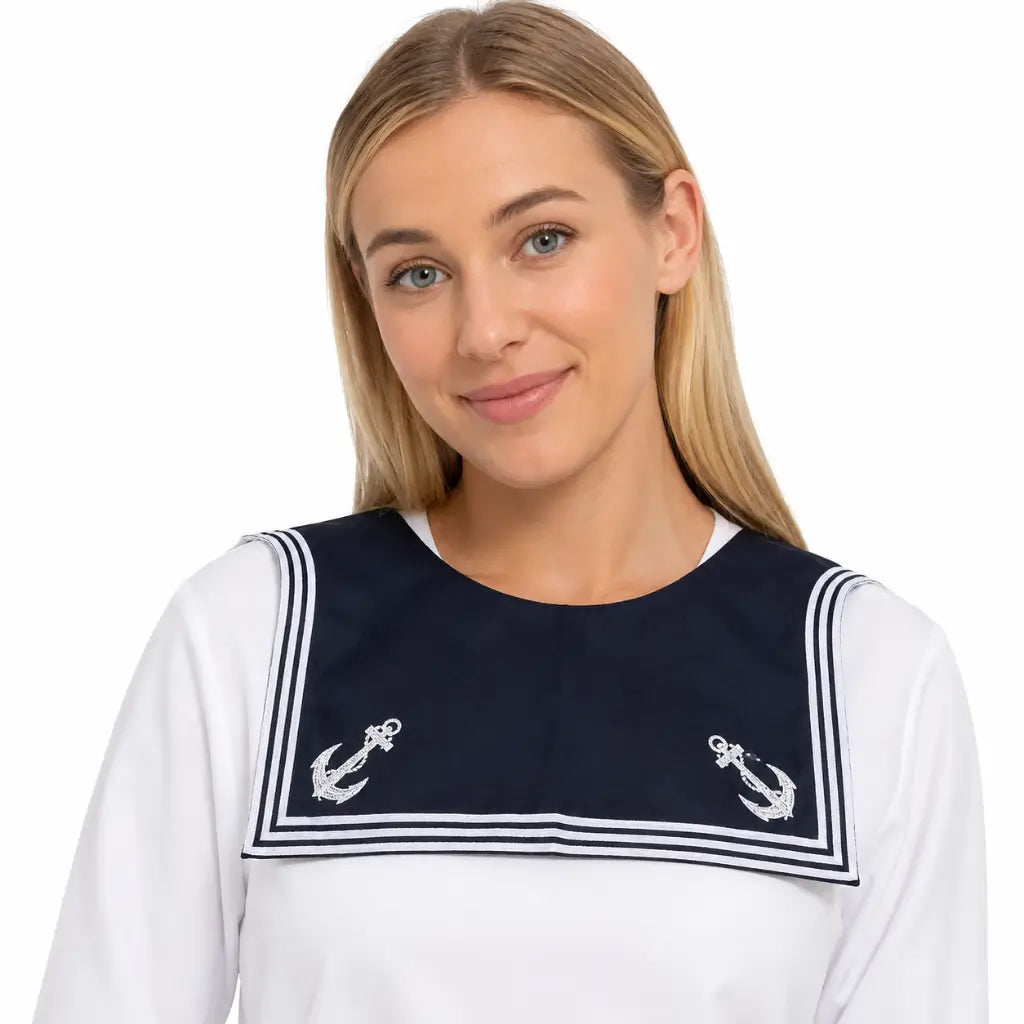 Mulher com blusa branca e gola azul marinho com duas âncoras bordadas