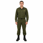 Homem em uniforme militar verde-oliva com cinto, botas pretas e expressão séria.