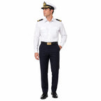 Homem de uniforme branco com Fivela Latão Dourada Corveta no cinto preto