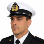 Homem em uniforme naval preto em perfil, chapéu branco com faixa preta e âncora