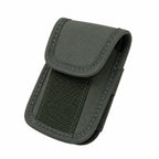 Capa retangular verde escuro em nylon com aba de fechamento e velcro