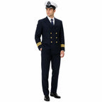 Homem em uniforme naval azul marinho com boné branco, listras douradas nas mangas