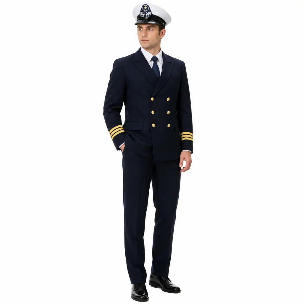 Homem em uniforme naval azul marinho com boné branco, listras douradas nas mangas