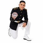 Ajoelhado em uniforme militar segura Graxa Santiago Branca 90 ml.