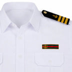 Camisa branca com ombros pretos, três listras amarelas, âncora e bolsos de lapela