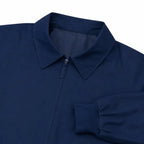 Jaqueta azul-escura com gola estruturada e zíper frontal