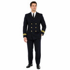 Homem em uniforme azul-marinho com gravata preta, listras douradas nas mangas e sapatos pretos