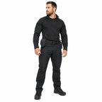 Homem em uniforme tático preto com cinto largo e porta-objeto