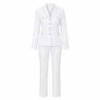 Conjunto branco: blazer com lapela clássica, cinco botões dourados, calça reta