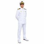 Homem em uniforme militar branco, chapéu branco com faixa dourada e insígnias douradas