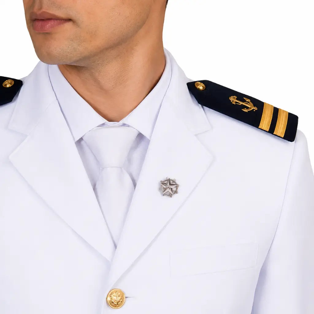 Homem em uniforme naval branco, ombros com listras douradas e insígnia prateada.