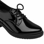 Sapato Oxford preto com cadarços amarrados em laço e sola de borracha
