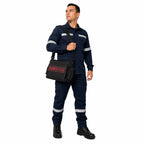 Homem bombeiro civil em uniforme escuro com faixas refletivas e bolsa preta