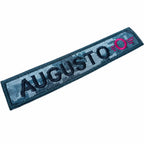Tarjeta Multipropósito Nome patch retangular em gradiente azul escuro com AUGUSTO preto e círculo rosa